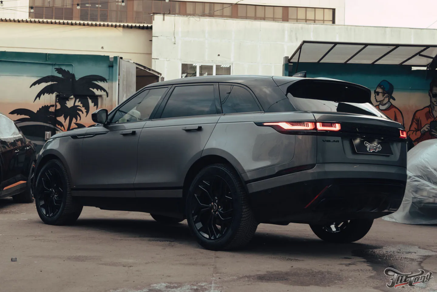 Окрас дисков, суппортов и насадок выхлопа на Range Rover Velar